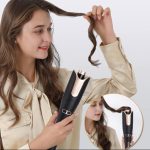 ⁦LOVNOV Automatic Curling Iron, Large Curls, 4 Temperature Settings & Time Reminder, 2.5M Rotating Power Cord, Anti-Scalding & Perfect Care, Ceramic Wand for Minimal Hair Damage (Black)⁩ - الصورة ⁦5⁩