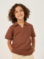 ⁦Styli Boys Textured Knit Regular Fit Polo Neck T-Shirt⁩ - الصورة ⁦2⁩