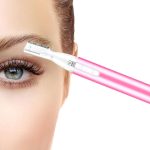 ⁦Professional Pink 2-in-1 Eyebrow Trimmer & Facial Hair Remover - Battery-Operated Painless Razor with Comb | No-Pull for Face/Chin/Neck/Lip⁩ - الصورة ⁦4⁩