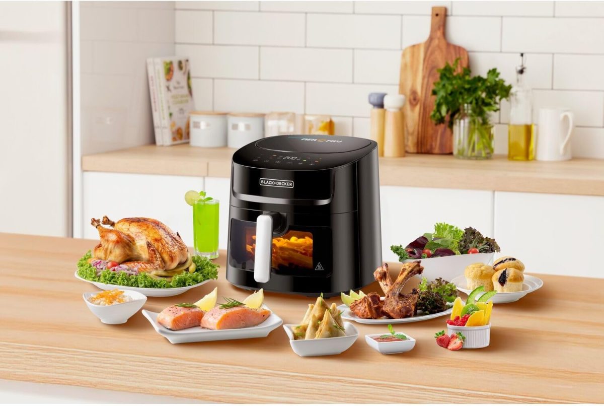 ⁦BLACK+DECKER 8-in-1 Digital Air Fryer with Window, 7.2L Large Capacity, 1800W, Rapid Air Technology, LED Touch Display, Dehydrate Function, Dishwasher Safe Basket, Cool-Touch Handle - AF7210-B5⁩ - الصورة ⁦3⁩