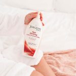 ⁦Jergens Age Defying Body Lotion - 400 ml, Anti-Aging Moisturizer with Vitamins A, C, E for Radiant, Youthful Skin, Skin Firming Lotion for Dry Skin, 400 ml⁩ - الصورة ⁦6⁩