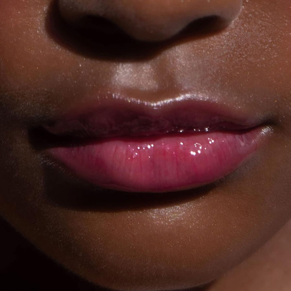⁦Tower 28 ShineOn Lip Jelly, XOXO, Non-Sticky, Hydrating Vegan Lip Gloss in Sheer Pink, Moisturizing Apricot and Raspberry Seed Oil, Clean, Cruelty Free⁩ - الصورة ⁦6⁩