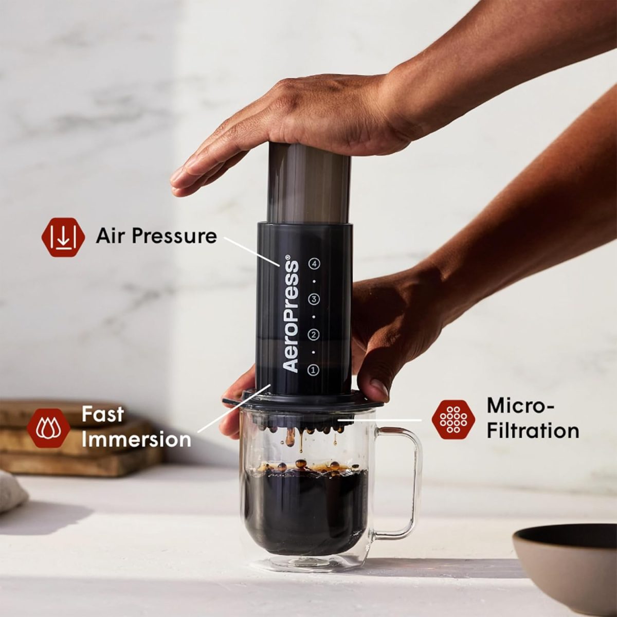 ⁦Aeropress Original Coffee and Espresso Maker, Barista Level Portable Coffee Maker with Chamber, Plunger, and Filters, Quick Coffee and Espresso Maker, Made in USA⁩ - الصورة ⁦2⁩