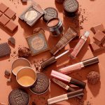 ⁦Eveline Cosmetics Lip Gloss Choco Glamour Liquid Lipstick with Gloss Finish for Vinyl Lips, Vegan Formula with Cocoa Extract, 1 x 4.5 ml No. 01 Ruby Chocolate⁩ - الصورة ⁦6⁩