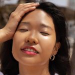 ⁦Tower 28 ShineOn Lip Jelly, XOXO, Non-Sticky, Hydrating Vegan Lip Gloss in Sheer Pink, Moisturizing Apricot and Raspberry Seed Oil, Clean, Cruelty Free⁩ - الصورة ⁦7⁩