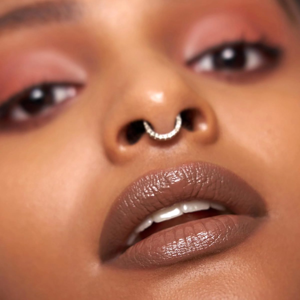 ⁦Huda Beauty Power Bullet Cream Glow Hydrating Lipstick (Goal Digger, Medium Mulberry Brown)⁩ - الصورة ⁦3⁩