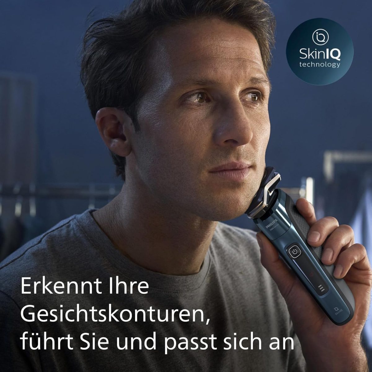 ⁦Philips Shaver Series 7000 - Wet & Dry Electric Shaver in Ice Blue with 1 x Integrated Pop-up Trimmer, Beard Trimmer, Travel Case, Quick Clean Pod and Charging Stand (Model S7882/54)⁩ - الصورة ⁦5⁩