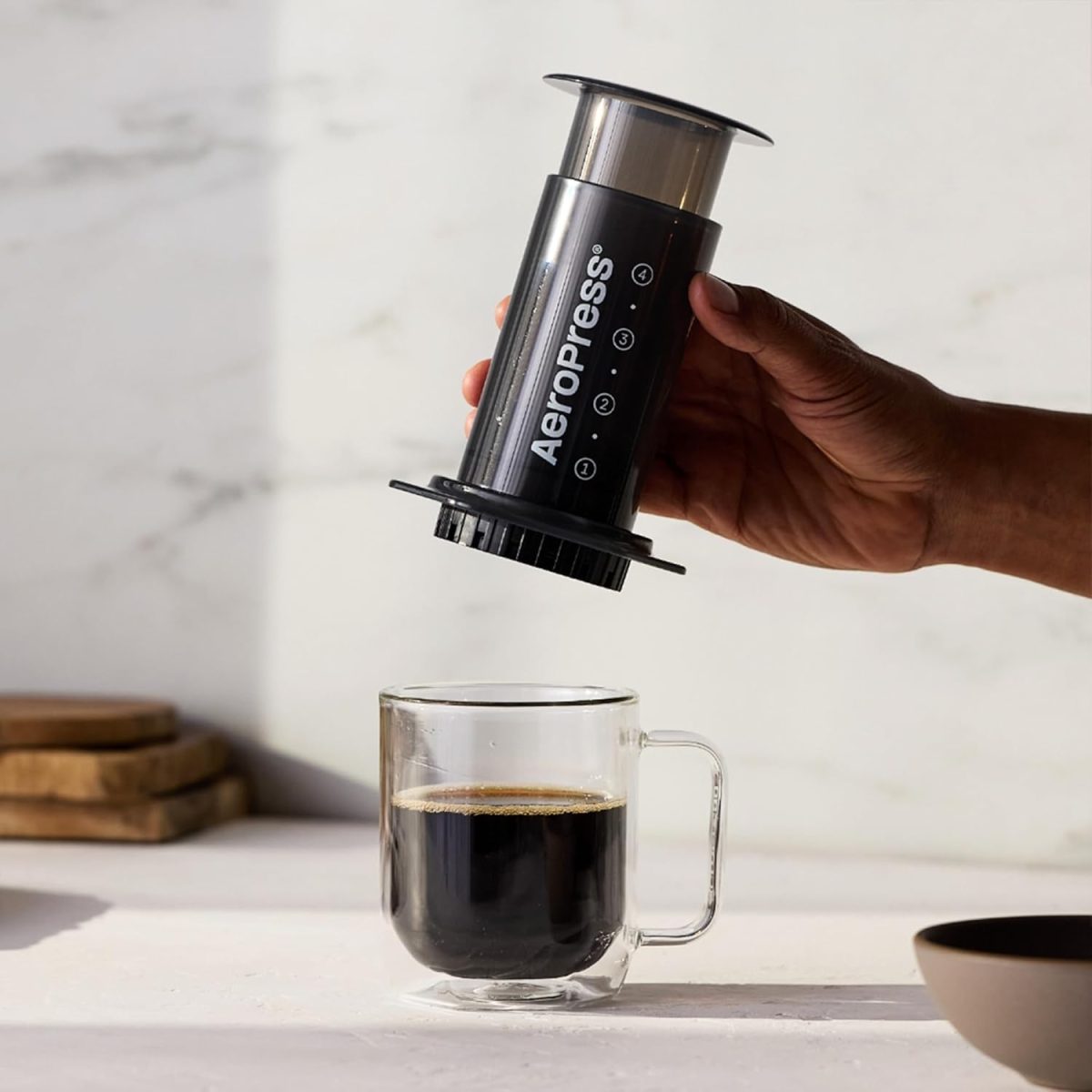 ⁦Aeropress Original Coffee and Espresso Maker, Barista Level Portable Coffee Maker with Chamber, Plunger, and Filters, Quick Coffee and Espresso Maker, Made in USA⁩ - الصورة ⁦5⁩