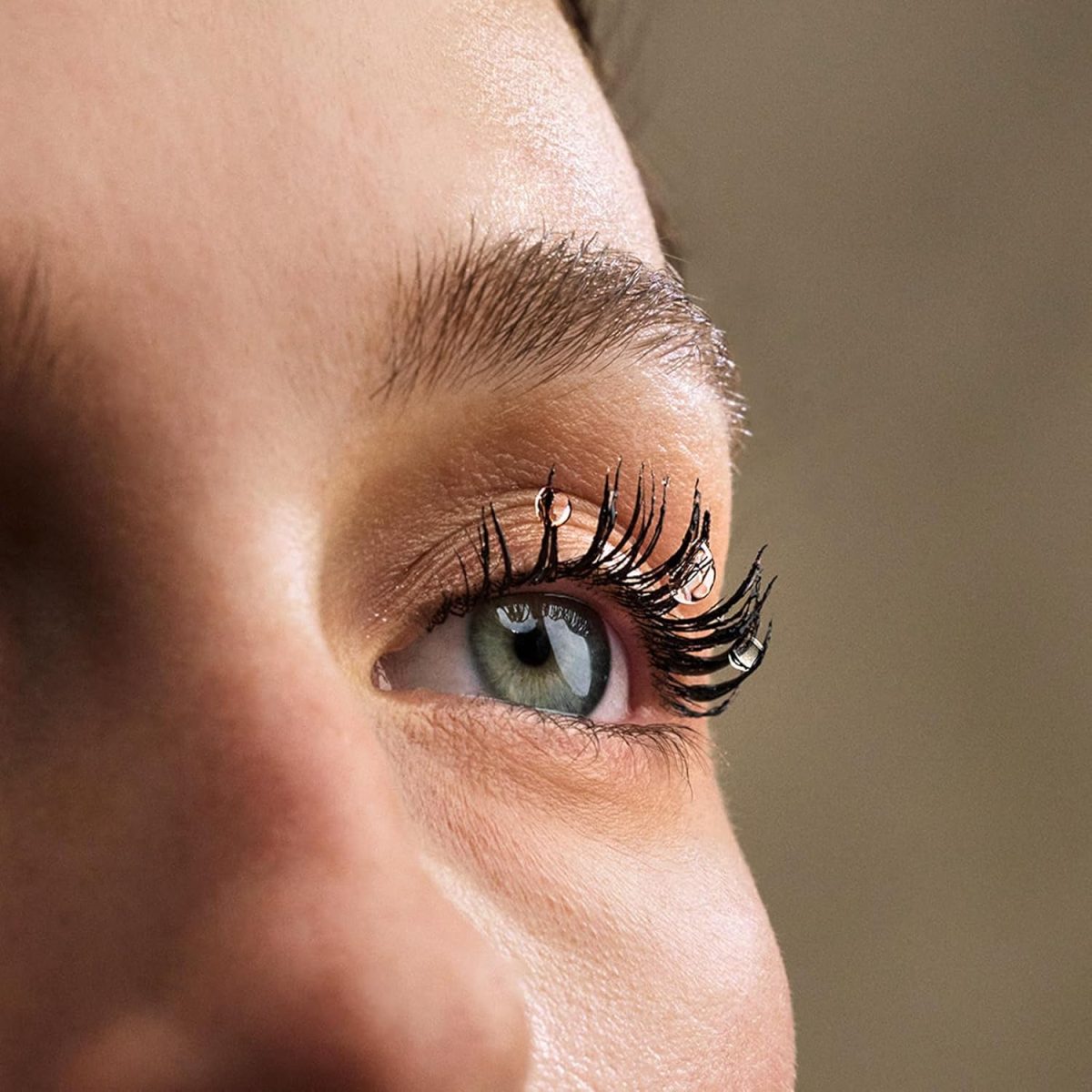 ⁦lavera Intense Volumizing Mascara - mascara with organic jojoba oil & Plant-based keratin - for volume, curl & definition - natural make-up - natural cosmetics - vegan - organic (1 x 13 ml)⁩ - الصورة ⁦4⁩