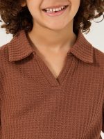⁦Styli Boys Textured Knit Regular Fit Polo Neck T-Shirt⁩ - الصورة ⁦5⁩