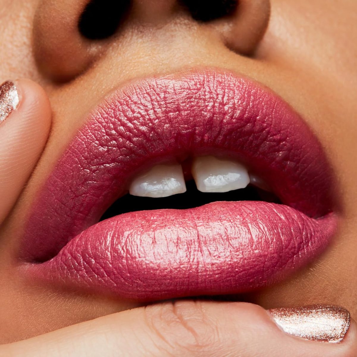 ⁦MAC Frost Lipstick # Bombshell⁩ - الصورة ⁦6⁩