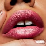 ⁦MAC Frost Lipstick # Bombshell⁩ - الصورة ⁦6⁩