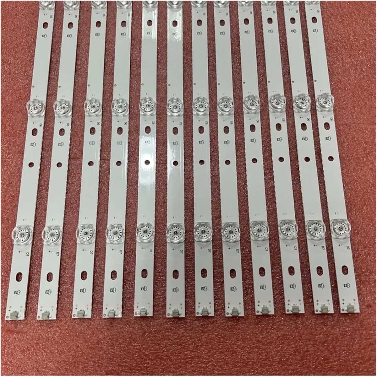 ⁦TILLOJJ LED Backlight strip 7LED for A.O/C 70U2 70PUF6894/T3 70PUG6774/78 CEJJ-LB700Z-7S1P-M3030-A-3 D7-70ES08-3030-0D22⁩ - الصورة ⁦2⁩