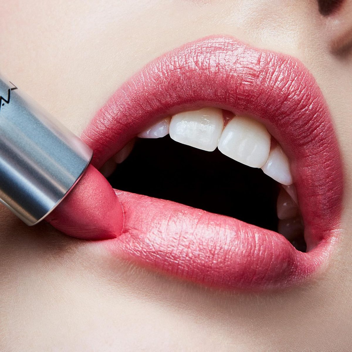 ⁦MAC Frost Lipstick # Bombshell⁩ - الصورة ⁦3⁩