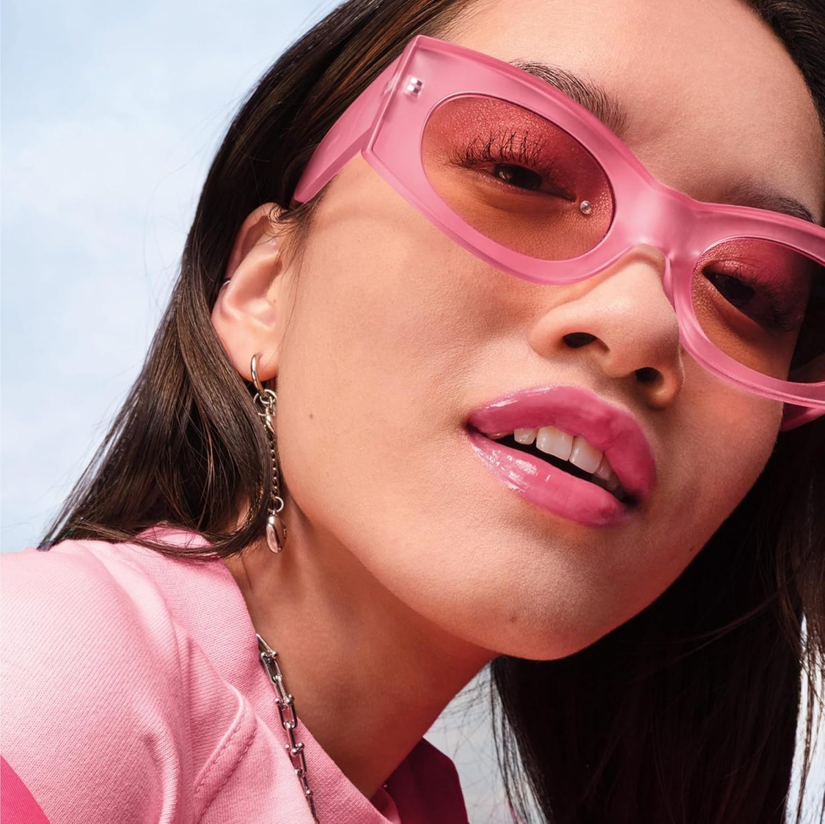 ⁦Maybelline New York Lifter Gloss Hydrating Lip Gloss with Hyaluronic Acid, Gummy Bear, Sheer Light Pink, 1 Count⁩ - الصورة ⁦8⁩