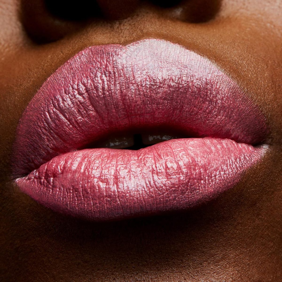 ⁦MAC Frost Lipstick # Bombshell⁩ - الصورة ⁦8⁩