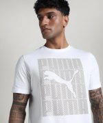 ⁦PUMA Mens GRAPHICS Puma Wording Tee Sportstyle Core⁩ - الصورة ⁦3⁩