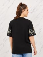 ⁦Styli Women Oversized Embroidered Longline T-Shirt⁩ - الصورة ⁦3⁩