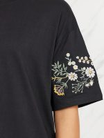 ⁦Styli Women Oversized Embroidered Longline T-Shirt⁩ - الصورة ⁦4⁩