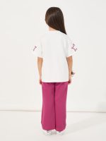 ⁦Styli Girls Oversized Logo Print T-Shirt & Flared Joggers Co-Ords Set⁩ - الصورة ⁦4⁩