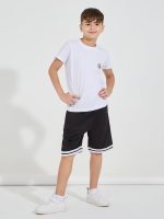 ⁦Styli Boys Basic T-Shirt With Badge Detail⁩ - الصورة ⁦3⁩