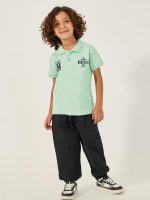 ⁦Styli Boys Slogan Print Regular Fit Polo Neck T-Shirt⁩ - الصورة ⁦3⁩