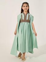 ⁦Styli Girls Embroidered Cape Sleeve V-Neck Kaftan⁩ - الصورة ⁦2⁩