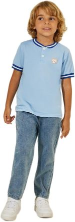 ⁦STYLI Boys Cartoon Patch Detail Polo T-Shirt⁩ - الصورة ⁦2⁩