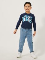 ⁦Styli Boys Graphic Print Round Neck T-Shirt⁩ - الصورة ⁦3⁩