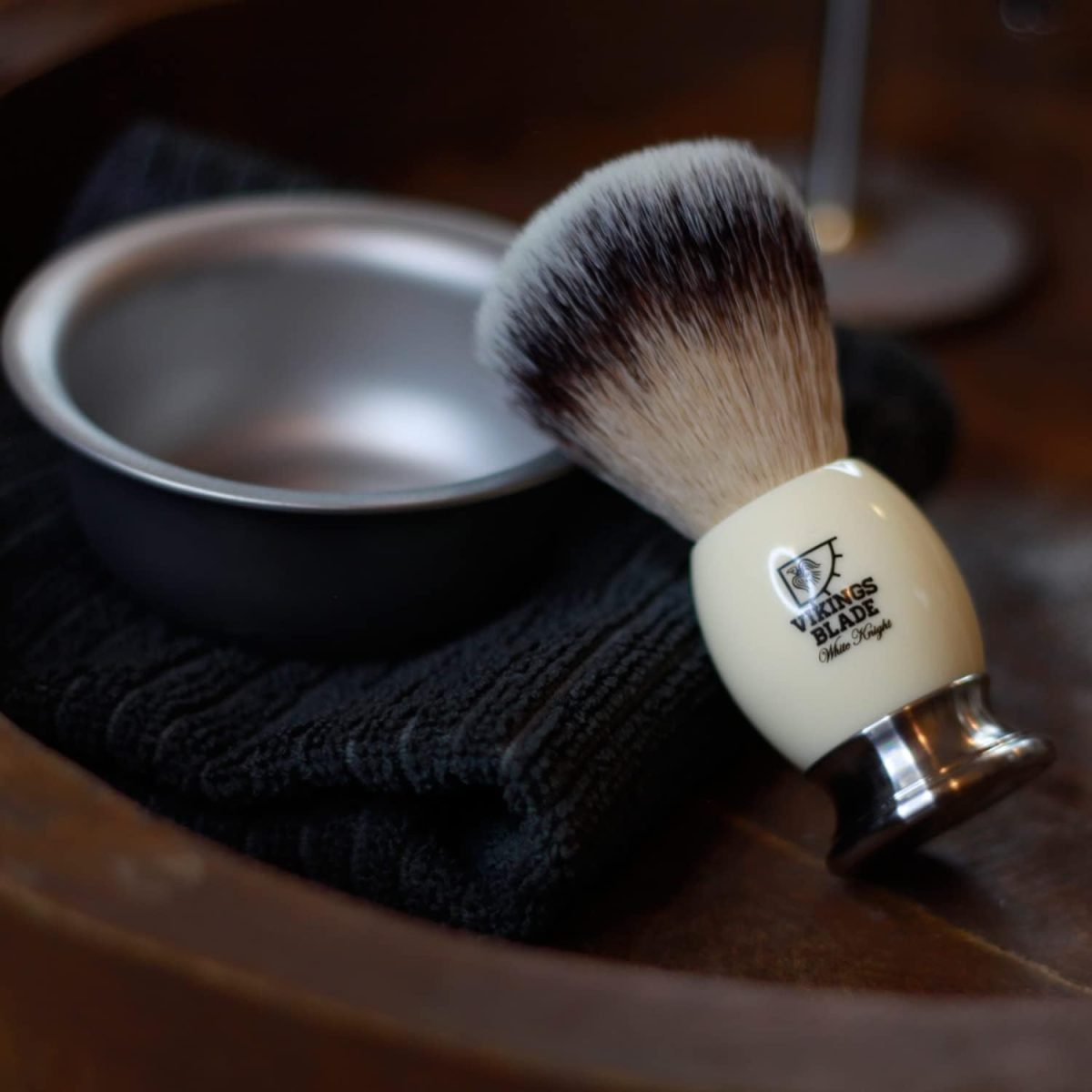 ⁦VIKINGS BLADE 'White Knight' Luxury Shaving Brush, Heavy Steel Base + Faux Ivory Acrylic⁩ - الصورة ⁦3⁩