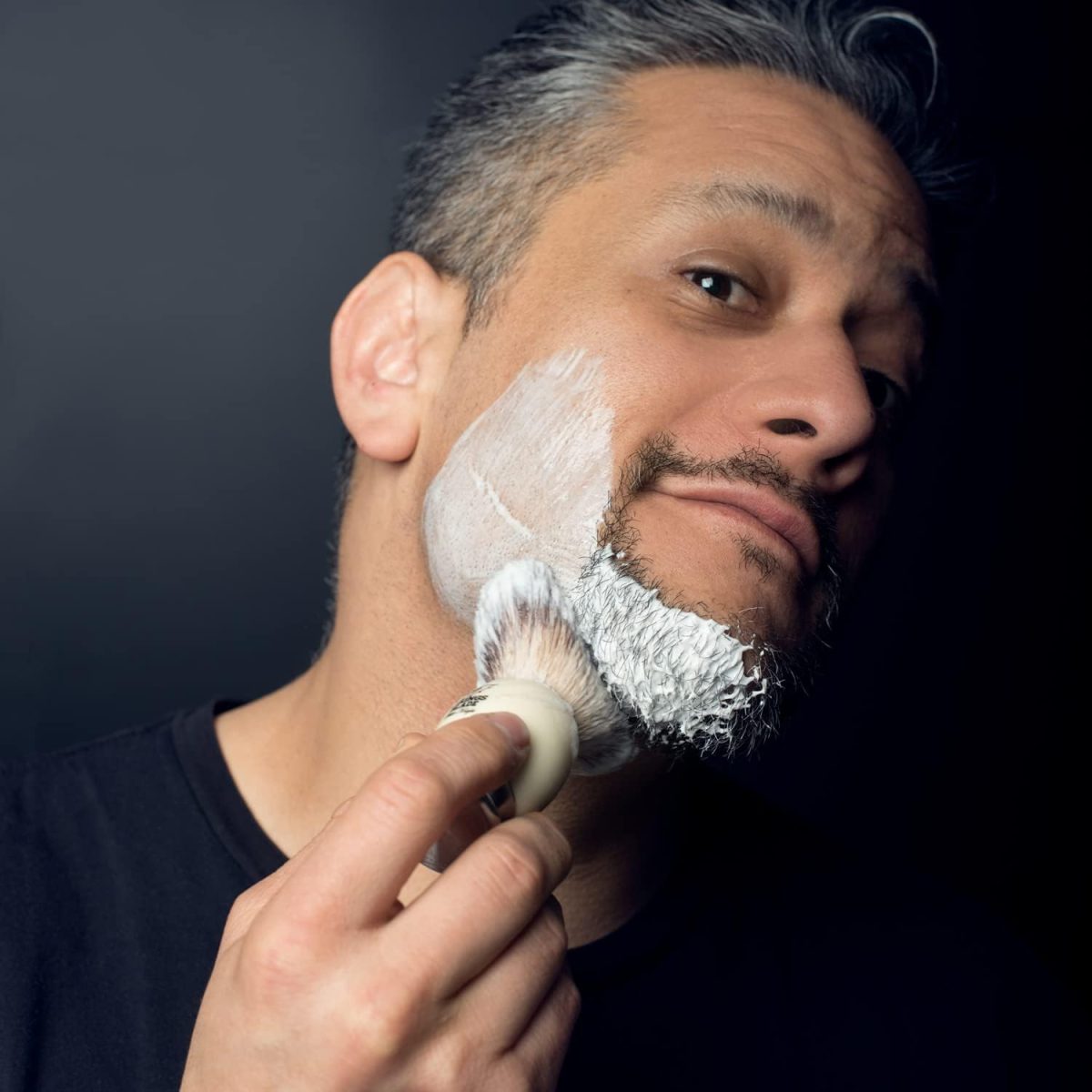 ⁦VIKINGS BLADE 'White Knight' Luxury Shaving Brush, Heavy Steel Base + Faux Ivory Acrylic⁩ - الصورة ⁦5⁩