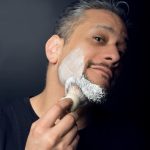 ⁦VIKINGS BLADE 'White Knight' Luxury Shaving Brush, Heavy Steel Base + Faux Ivory Acrylic⁩ - الصورة ⁦5⁩