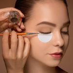 ⁦Paporich 100Pcs Eyeshadow Shields, Professional Lint Free Under Eye Eyeshadow Pad Patches Eyeshadow Stencils, Eye Shadow Grafted Tape Isolation Stickers for Eyeliner Eyelash Extensions Lip Makeup.⁩ - الصورة ⁦3⁩