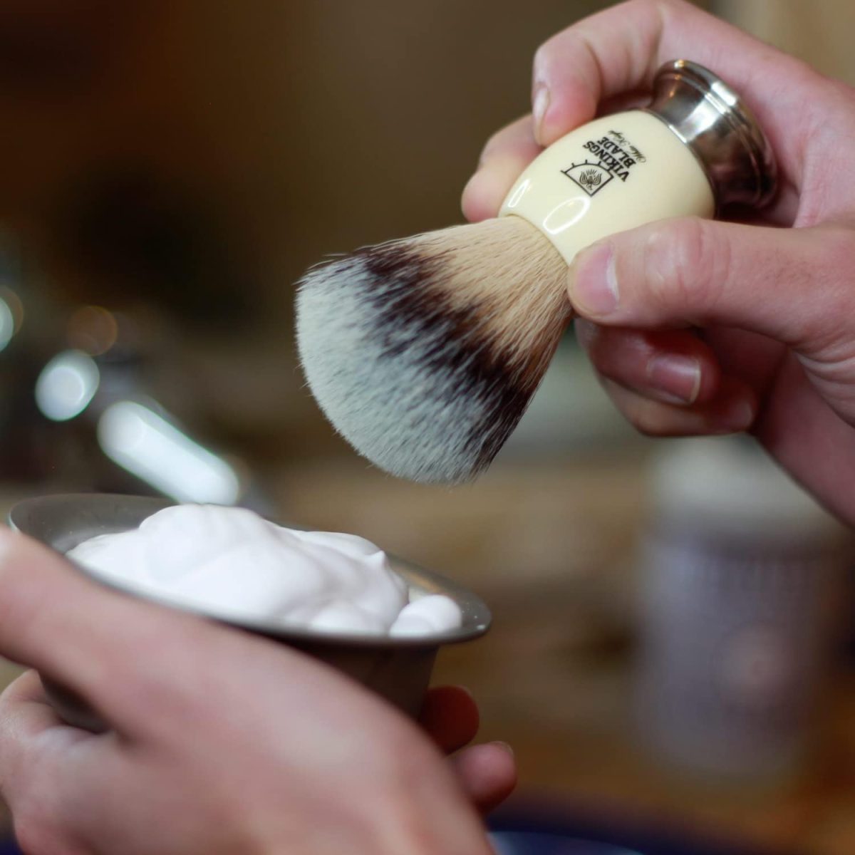 ⁦VIKINGS BLADE 'White Knight' Luxury Shaving Brush, Heavy Steel Base + Faux Ivory Acrylic⁩ - الصورة ⁦4⁩
