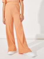 ⁦Styli Girls Side Ruched Detail Rib Knit T-Shirt & Wide Leg Joggers Co-Ords Set⁩ - الصورة ⁦4⁩