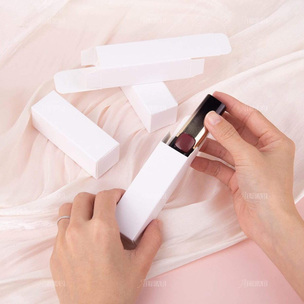 ⁦AUEAR, 50 Pack White Kraft Paper Lipstick Boxes Empty Lip Gross Box 3.35'x1.1'x1.1' Rectangle Lip Balm Boxes Perfume Essence Oil Packaging Cases for DIY Lip Gloss Gift Packing⁩ - الصورة ⁦5⁩