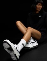 ⁦Nike Women's Gamma Force Sneaker⁩ - الصورة ⁦2⁩