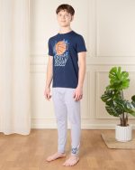 ⁦REDTAG Senior Boys Navy Urban Street Print Pyjama Set (2 Piece)⁩ - الصورة ⁦2⁩