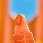 ⁦essence YEE HAW! shiny lip gloss, no. 01, orange, immediate result, shiny, shiny, vegan, paraben-free, no microplastic particles, nanoparticles free, 10 ml⁩ - الصورة ⁦3⁩