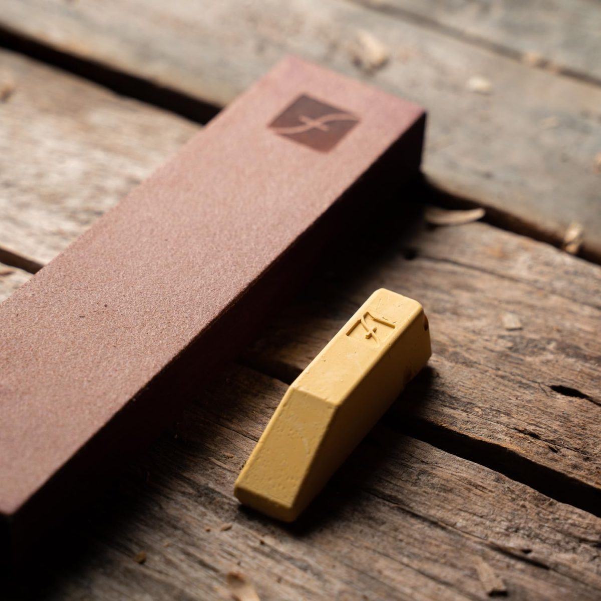 ⁦Flexcut PW14 Knife Strop, with 1 Ounce Bar of Flexcut Gold Polishing Compound, 8 X 2 Inch Leather Surface⁩ - الصورة ⁦4⁩