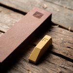 ⁦Flexcut PW14 Knife Strop, with 1 Ounce Bar of Flexcut Gold Polishing Compound, 8 X 2 Inch Leather Surface⁩ - الصورة ⁦4⁩