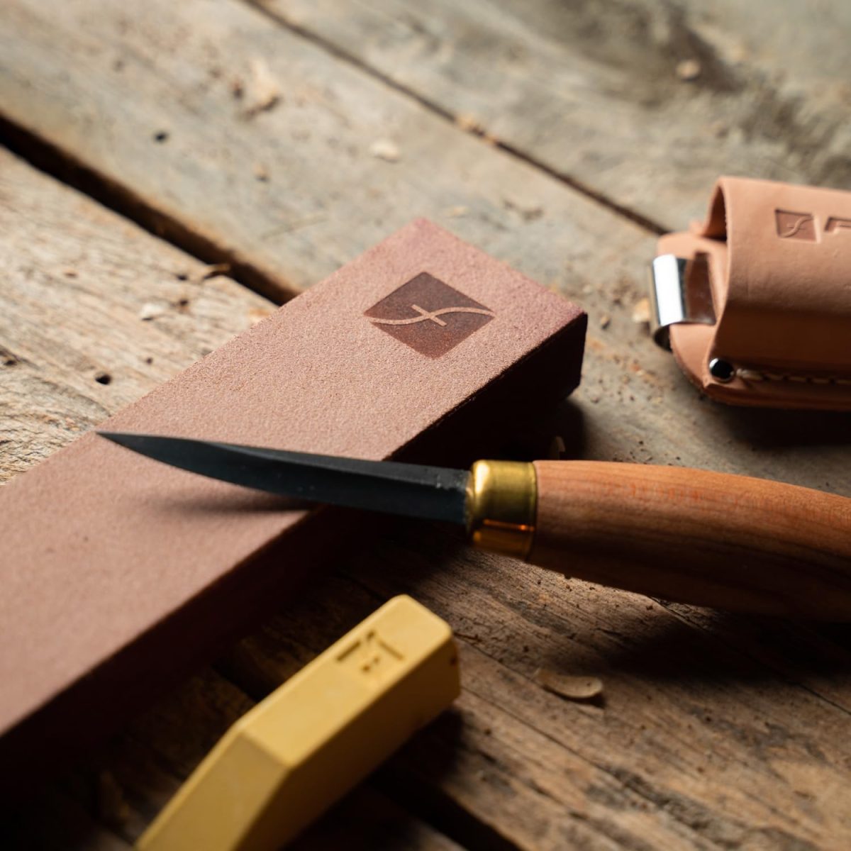 ⁦Flexcut PW14 Knife Strop, with 1 Ounce Bar of Flexcut Gold Polishing Compound, 8 X 2 Inch Leather Surface⁩ - الصورة ⁦6⁩