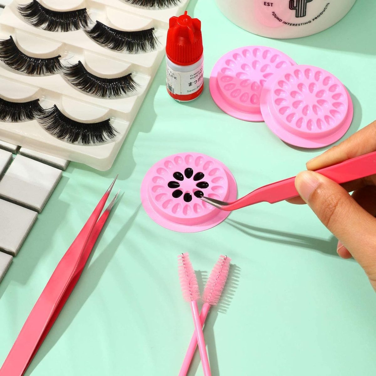 ⁦GNAFOTU 100 Pieces Eyelash Extension Pink Glue Pallet Pads with Curved Tip Tweezers for Eyelash Extension False Lash Application Tools.⁩ - الصورة ⁦4⁩