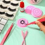⁦GNAFOTU 100 Pieces Eyelash Extension Pink Glue Pallet Pads with Curved Tip Tweezers for Eyelash Extension False Lash Application Tools.⁩ - الصورة ⁦4⁩
