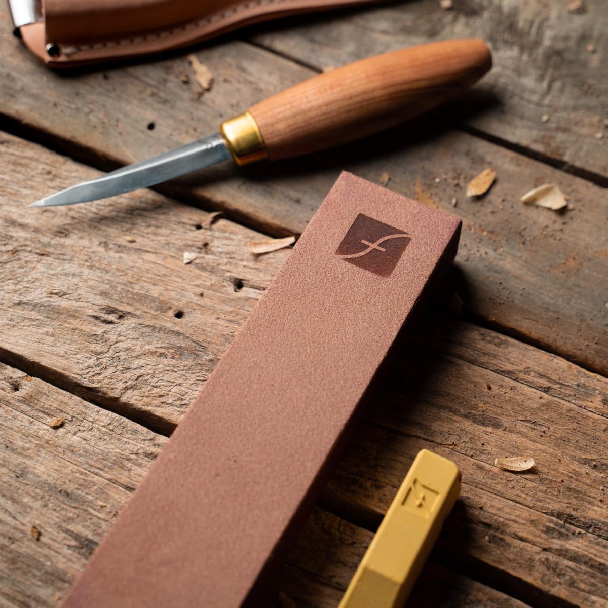 ⁦Flexcut PW14 Knife Strop, with 1 Ounce Bar of Flexcut Gold Polishing Compound, 8 X 2 Inch Leather Surface⁩ - الصورة ⁦5⁩
