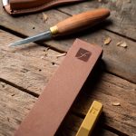 ⁦Flexcut PW14 Knife Strop, with 1 Ounce Bar of Flexcut Gold Polishing Compound, 8 X 2 Inch Leather Surface⁩ - الصورة ⁦5⁩