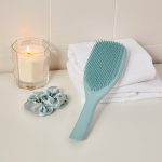 ⁦Tangle Teezer | The Large The Ultimate Detangler Hairbrush | Perfect for Long, Thick, Curly & Textured Hair | Two-Tiered Teeth for Gentle Detangling | Reduces Breakage| Ergonomic Handle | Marine Teal⁩ - الصورة ⁦4⁩