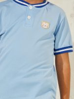 ⁦STYLI Boys Cartoon Patch Detail Polo T-Shirt⁩ - الصورة ⁦3⁩