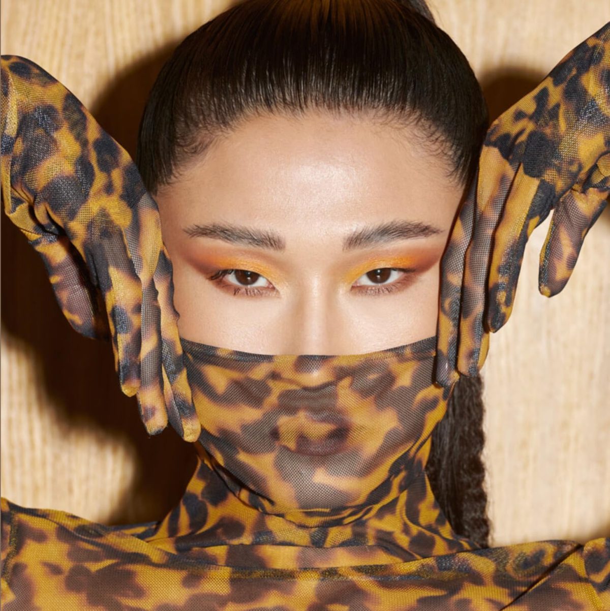 ⁦Huda Beauty Brown Obsessions Eyeshadow Palette - Toffee⁩ - الصورة ⁦3⁩