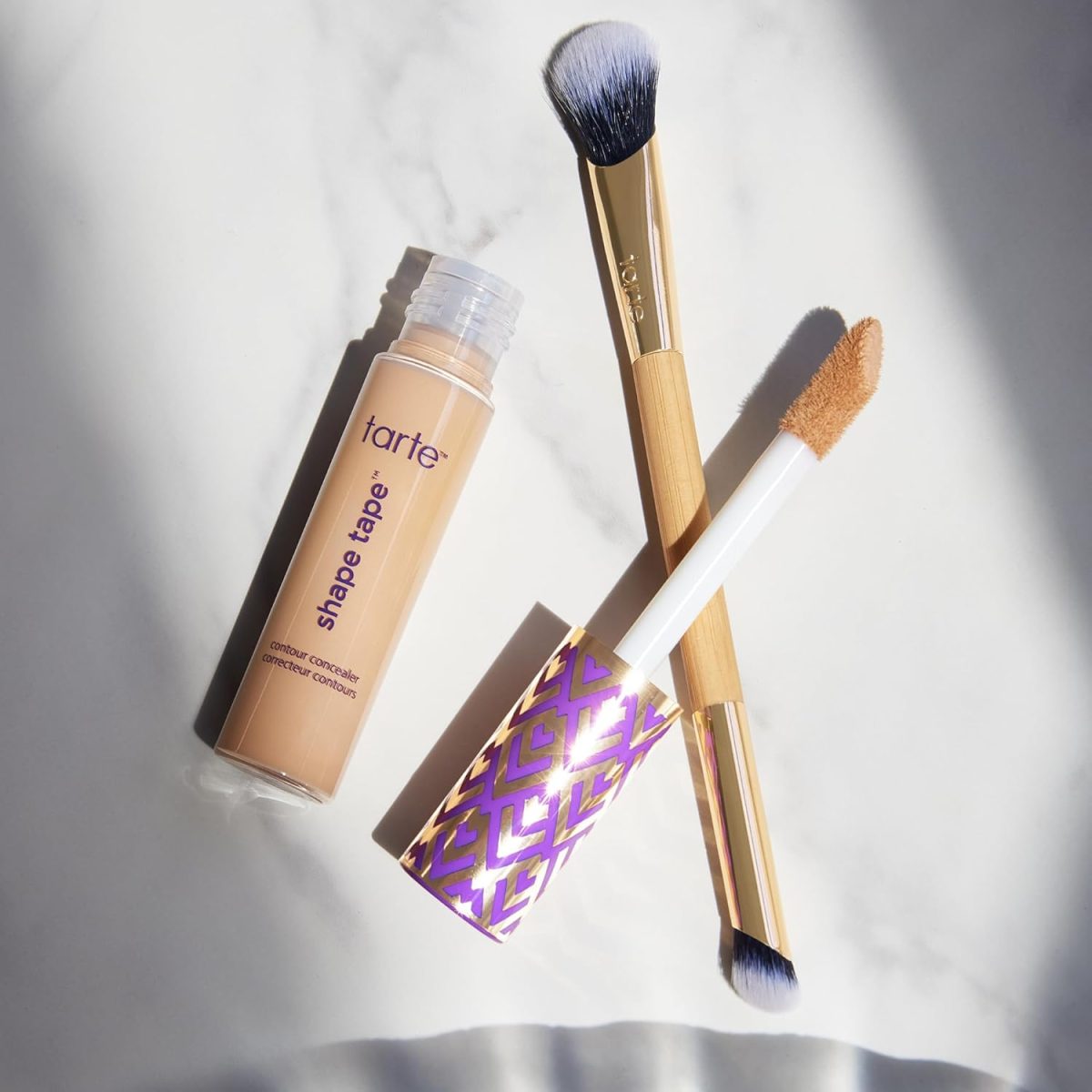 ⁦tarte shape tape concealer & brush - 20B light - full size⁩ - الصورة ⁦7⁩
